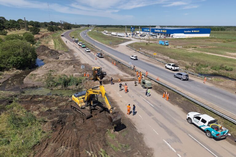Representación gráfica de una obra de construcción en Argentina con un mapa de rutas de fondo.