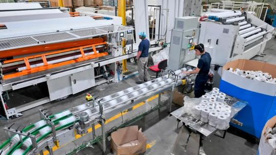 Gráfico de crecimiento de crédito y empresario analizando finanzas en una oficina.