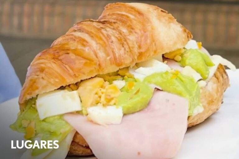 Croissants rellenos salados y originales presentados en una mesa