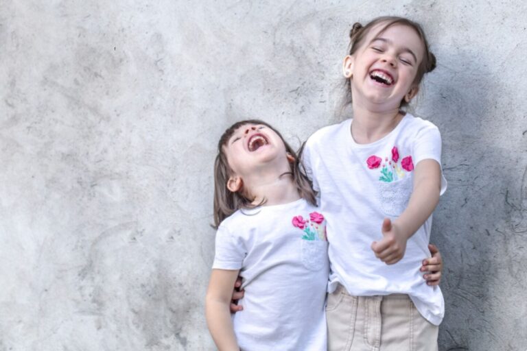 Niño o niña ayudando y cuidando a un hermano menor en un entorno familiar.