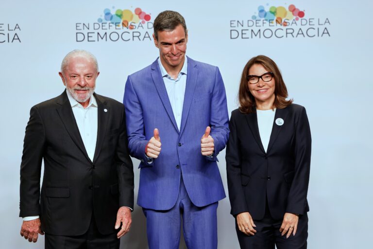 Fotografía de grupo de los participantes en la cumbre de líderes progresistas en Barcelona.