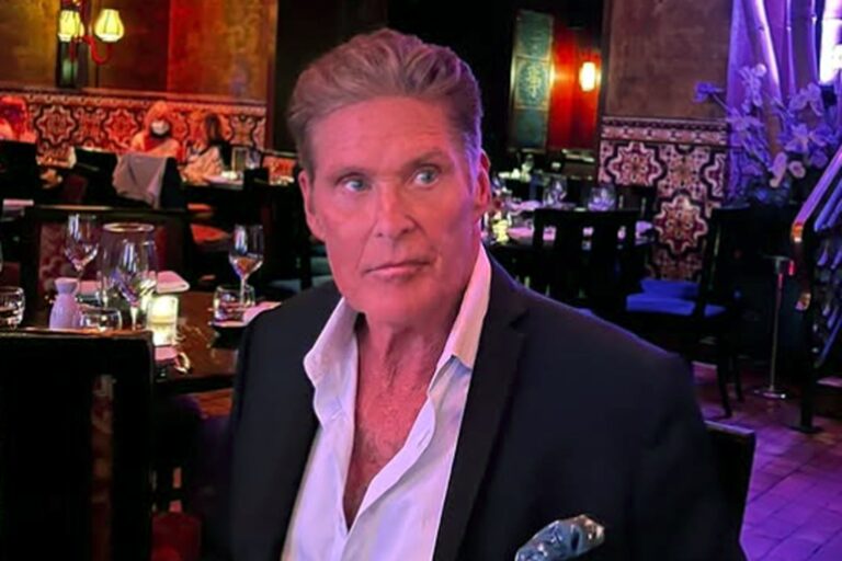 David Hasselhoff caminando con andador en Los Ángeles junto a su esposa