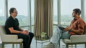 Ilustración conceptual de un cerebro con circuitos integrados, representando la inteligencia artificial.