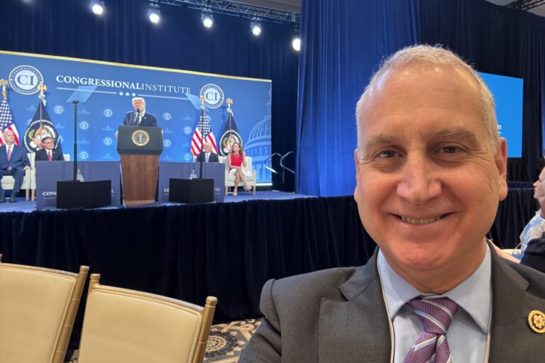 Congresista Mario Díaz-Balart durante una entrevista televisiva.