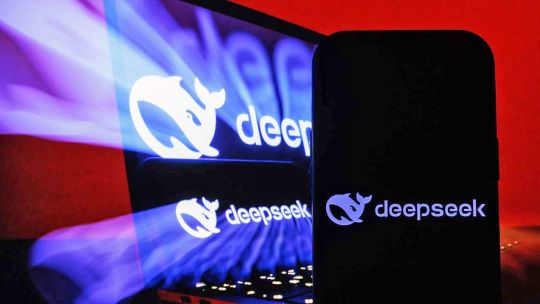 Logo de DeepSeek con fondo tecnológico