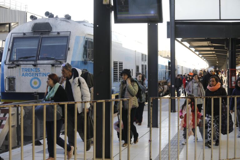 Pasajeros en estación de tren del AMBA esperando servicio con demoras