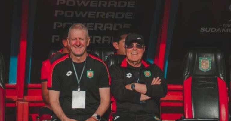 Christian Lovrincevich, asistente técnico argentino del Deportivo Cuenca, durante una conferencia de prensa.