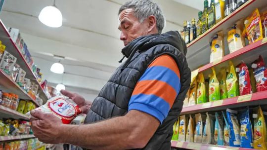 Gráfico de inflación y economista analizando datos de precios en Argentina