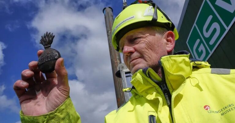 Ilustración de un buque de guerra antiguo similar al 'Dannebroge' en el mar, representando el hallazgo arqueológico.