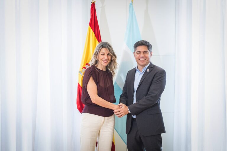 Fotografía de grupo de participantes en la cumbre internacional de Barcelona, con banderas de diversos países.