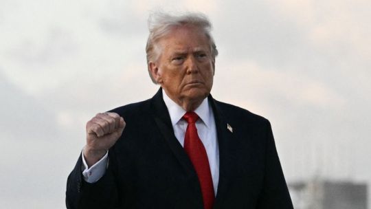 Ilustración de un petrolero en el mar con bandera de Estados Unidos e Irán en el fondo.