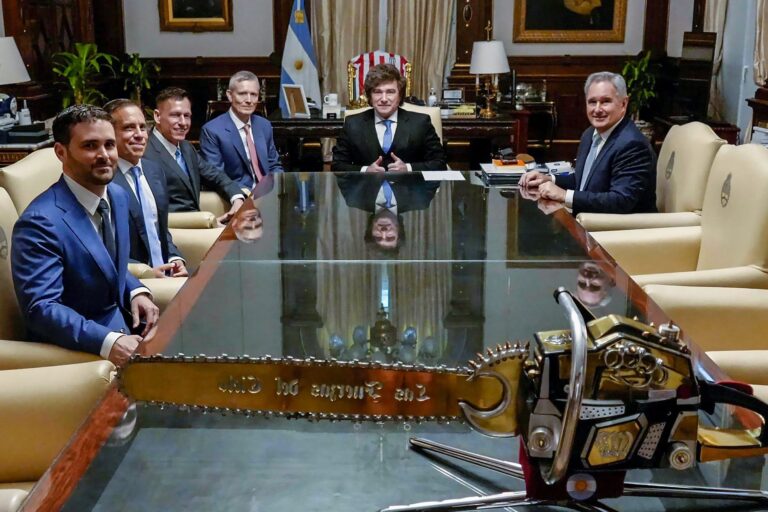 Collage de figuras políticas argentinas y Peter Thiel
