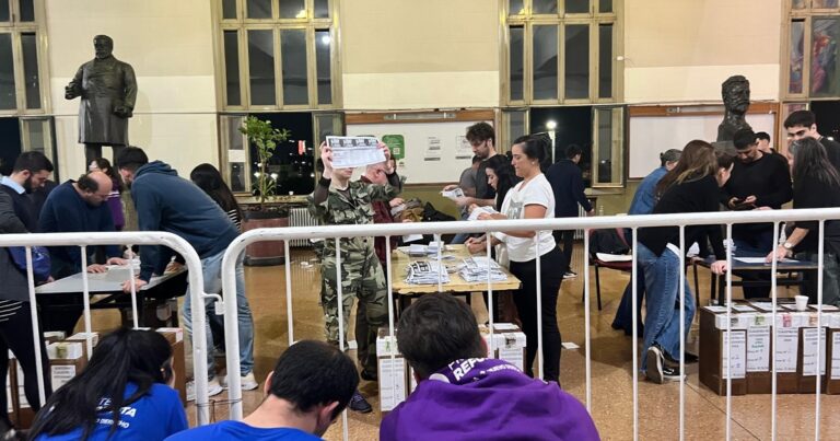 Estudiantes votando en las elecciones de la Universidad de Buenos Aires