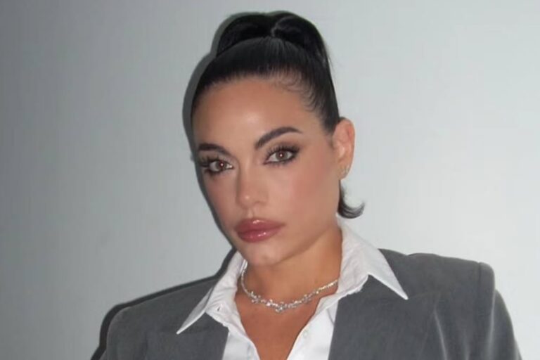 Emilia Attias sonriendo durante una entrevista