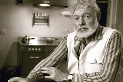 Retrato en blanco y negro del escritor Ernest Hemingway