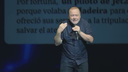 Enrique Piñeyro en escena durante su unipersonal Volar es humano aterrizar es divino
