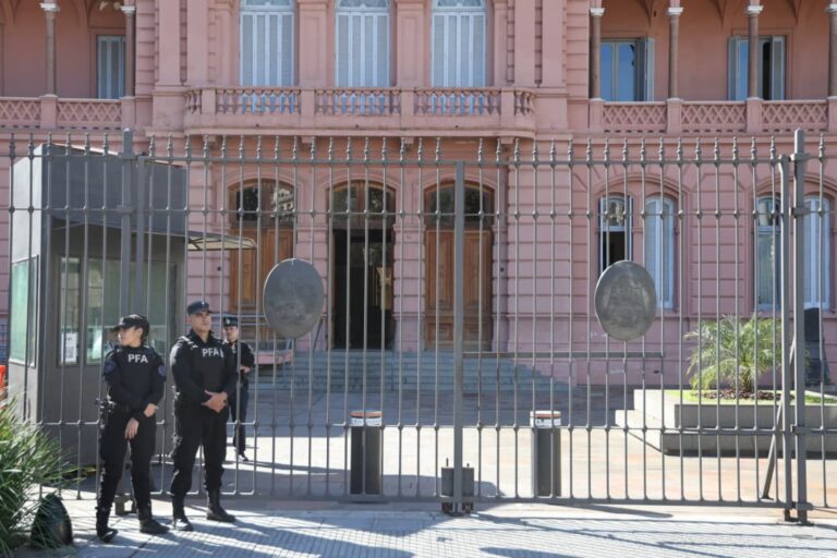 Periodistas frente a la Casa Rosada con credenciales de prensa