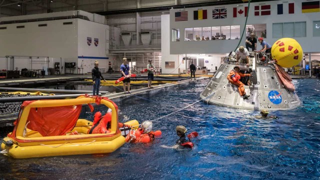 Astronautas de la NASA durante un ejercicio de entrenamiento para la misión Artemis II.