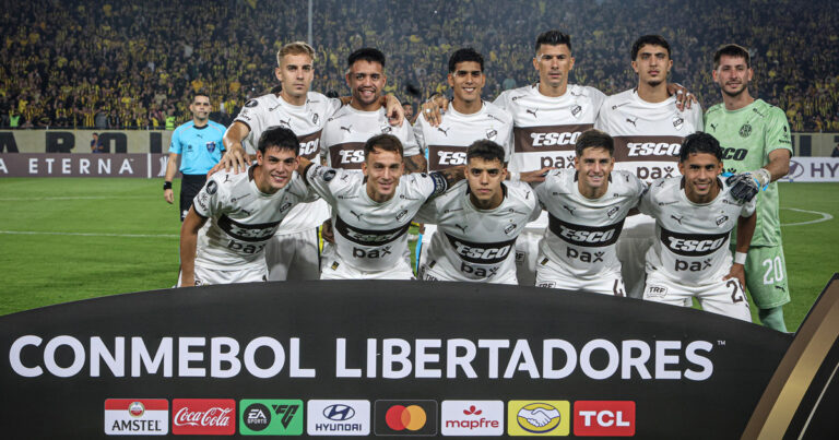 Jugadores de fútbol argentinos celebrando un gol en partido de Copa Libertadores.