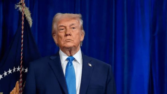 Logotipo de Anthropic junto a una representación simbólica de inteligencia artificial y un escudo de Estados Unidos.