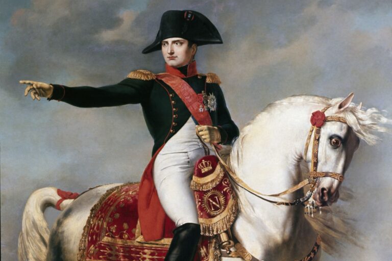 Retrato o ilustración de Napoleón Bonaparte analizando un mapa de estrategia militar.