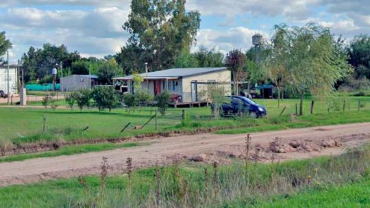 Vivienda rural abandonada en un paisaje argentino, simbolizando la crisis habitacional en el campo.