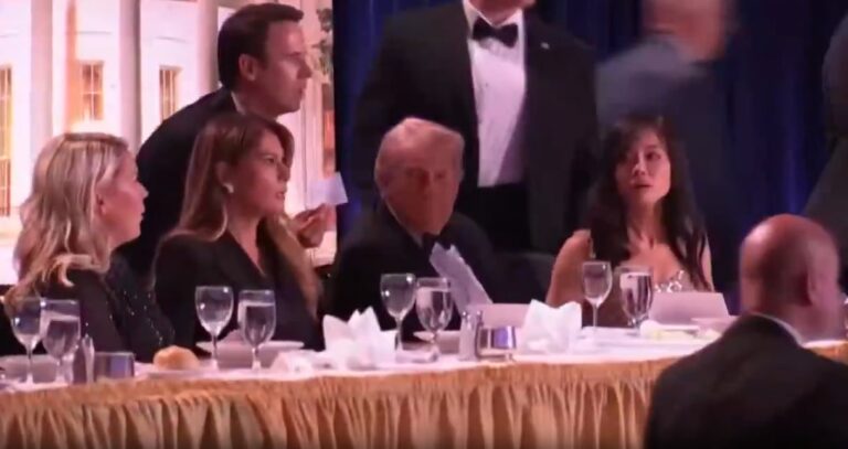 Agentes del Servicio Secreto escoltan a Donald Trump durante la evacuación en la cena de corresponsales