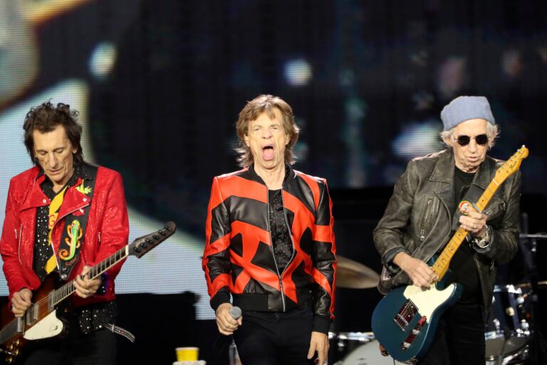 Logotipo de los Rolling Stones junto a un avión, en anticipación al anuncio de 'The Tour'