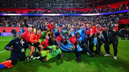 Jugadores de la selección de RD Congo celebrando la clasificación al Mundial de fútbol 2026.