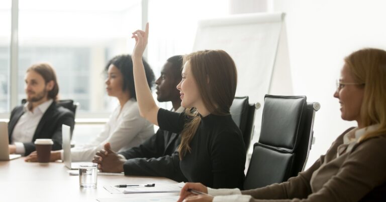 Jóvenes participando en una capacitación remota en tecnología