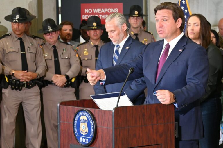 Ron DeSantis firmando leyes en Jacksonville que prohíben fondos públicos para DEI y clima