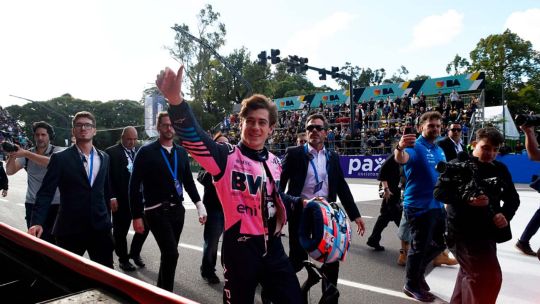 Franco Colapinto en el Road Show de Buenos Aires con el público de fondo