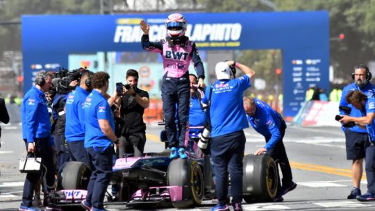 Franco Colapinto saludando a la multitud desde un micro descapotable en el circuito de Palermo, Buenos Aires