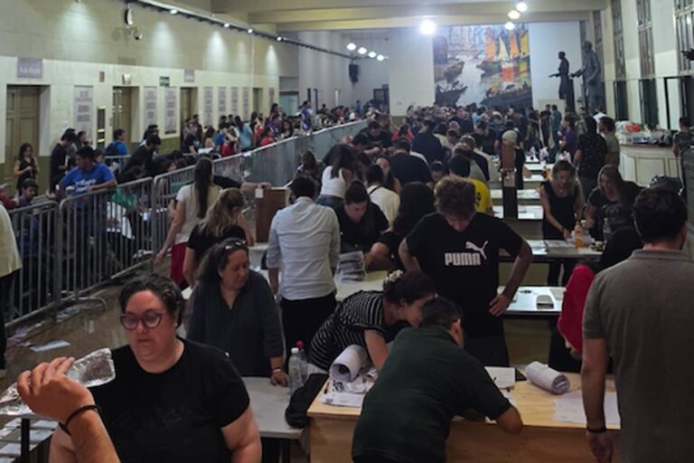 Estudiantes votando en la UBA durante las elecciones 2025