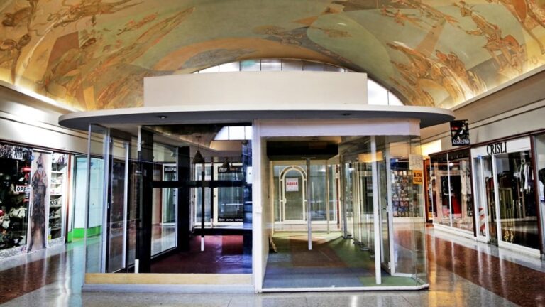 Interior de una galería comercial en el centro de la ciudad de Córdoba