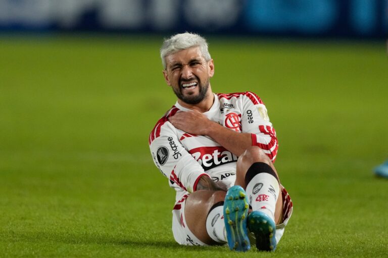 Giorgian de Arrascaeta lesionado en el campo de juego durante el partido Flamengo vs Estudiantes