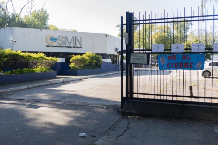 Edificio del Servicio Meteorológico Nacional con cartel de ATE en la puerta