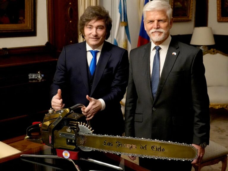 Gráfico de inflación y el presidente Javier Milei en un discurso.