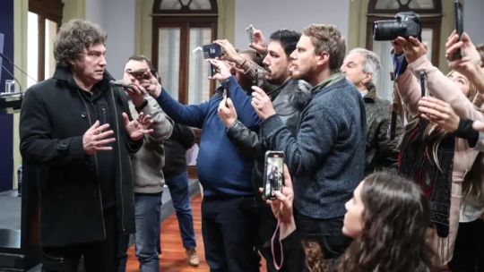 Periodistas frente a la entrada de la Casa Rosada con acceso bloqueado