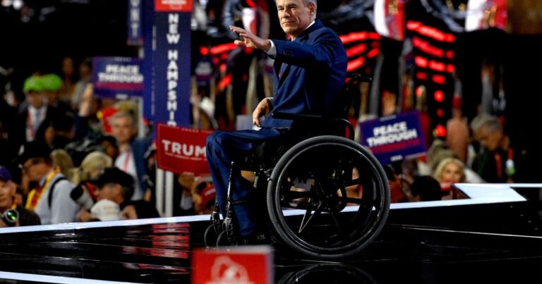 Greg Abbott, gobernador de Texas, en su despacho oficial.