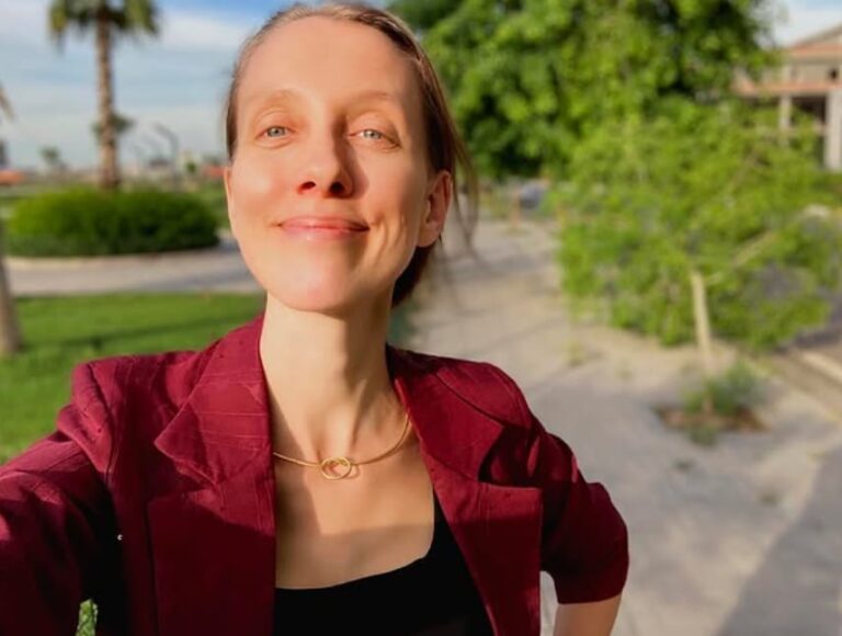 Ilustración de un mapa de Irak con el perfil de una periodista y un micrófono, representando el secuestro en Bagdad.