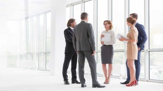 Profesional de headhunting analizando perfiles en una reunión estratégica.