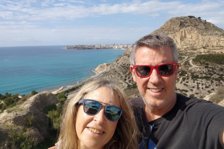 Fotografía de archivo de un avión despegando, simbolizando la emigración. Inserción opcional: retrato de un hombre maduro sonriendo.