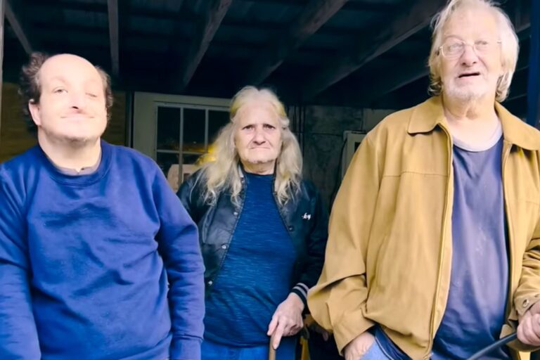 Familia Whittaker en su casa deteriorada en Odd, Virginia Occidental