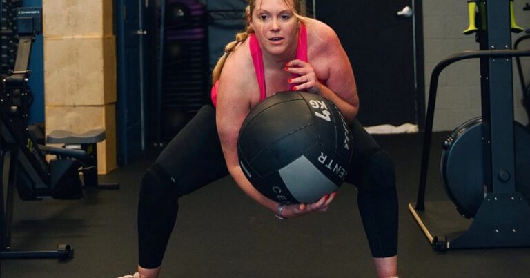 Participantes compitiendo en una carrera Hyrox, alternando entre correr y realizar ejercicios funcionales.