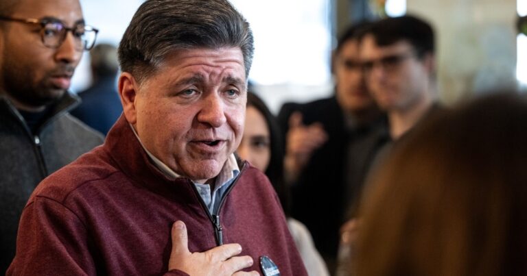 Gobernador JB Pritzker hablando sobre educación en una conferencia de prensa.