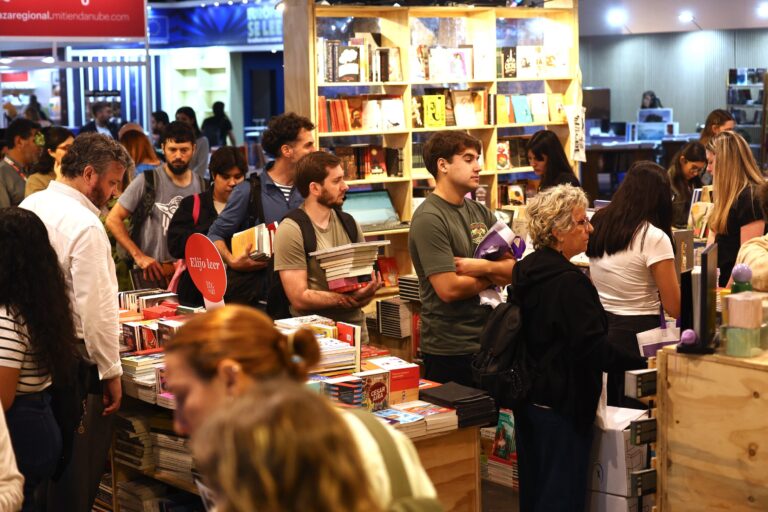 Exterior del predio La Rural con cartelería de la 50° Feria Internacional del Libro de Buenos Aires.