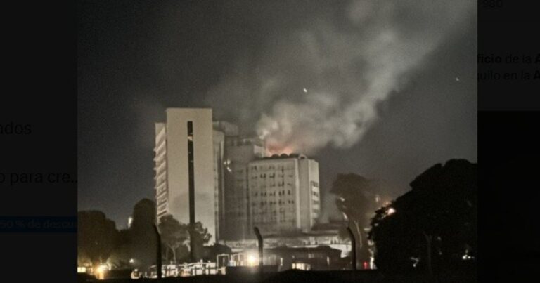 Edificio Libertad de la Armada en Retiro con presencia de bomberos y humo visible.