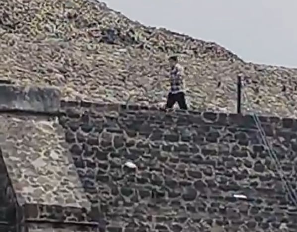 Vista aérea de la zona arqueológica de Teotihuacán en México, con sus pirámides al fondo.