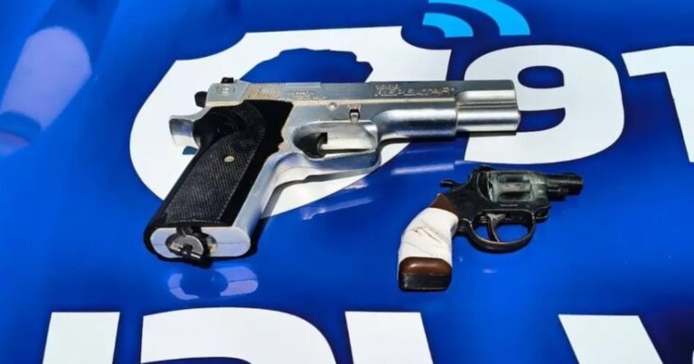 Ilustración de una mochila escolar con elementos de seguridad en el fondo